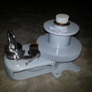 00102368 hand operated central winch