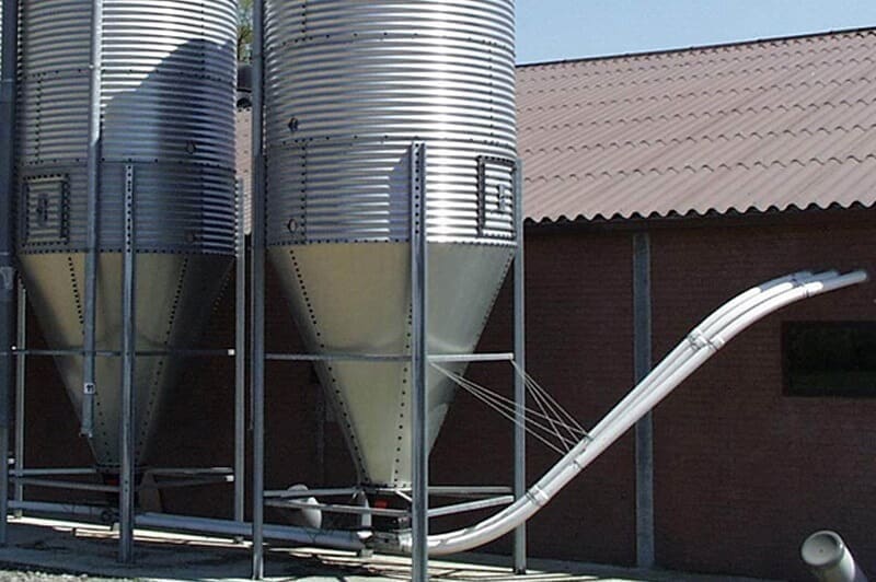 Metal czy tworzywo – z jakiego materiału powinny być wykonane silosy paszowe?